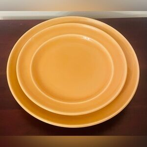 A SET OF FIVE POTTERY BARN   SOPHIA   DINNER & SALAD PLATES: 2 DINNER & 3 SALAD